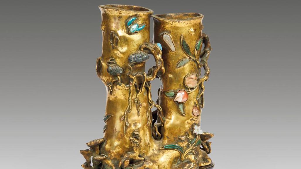 Chine, XVIIIe siècle. Double vase en bronze doré en forme de deux troncs, incrustations... Bronze doré et pierres : un précieux vase de Chine