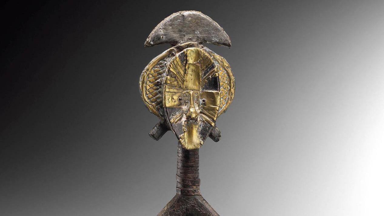 Gabon, Obamba, Haut-Ogoué, figure de reliquaire kota, bois, laiton, plomb et clous,... La magie inaltérée de l’art des Kota