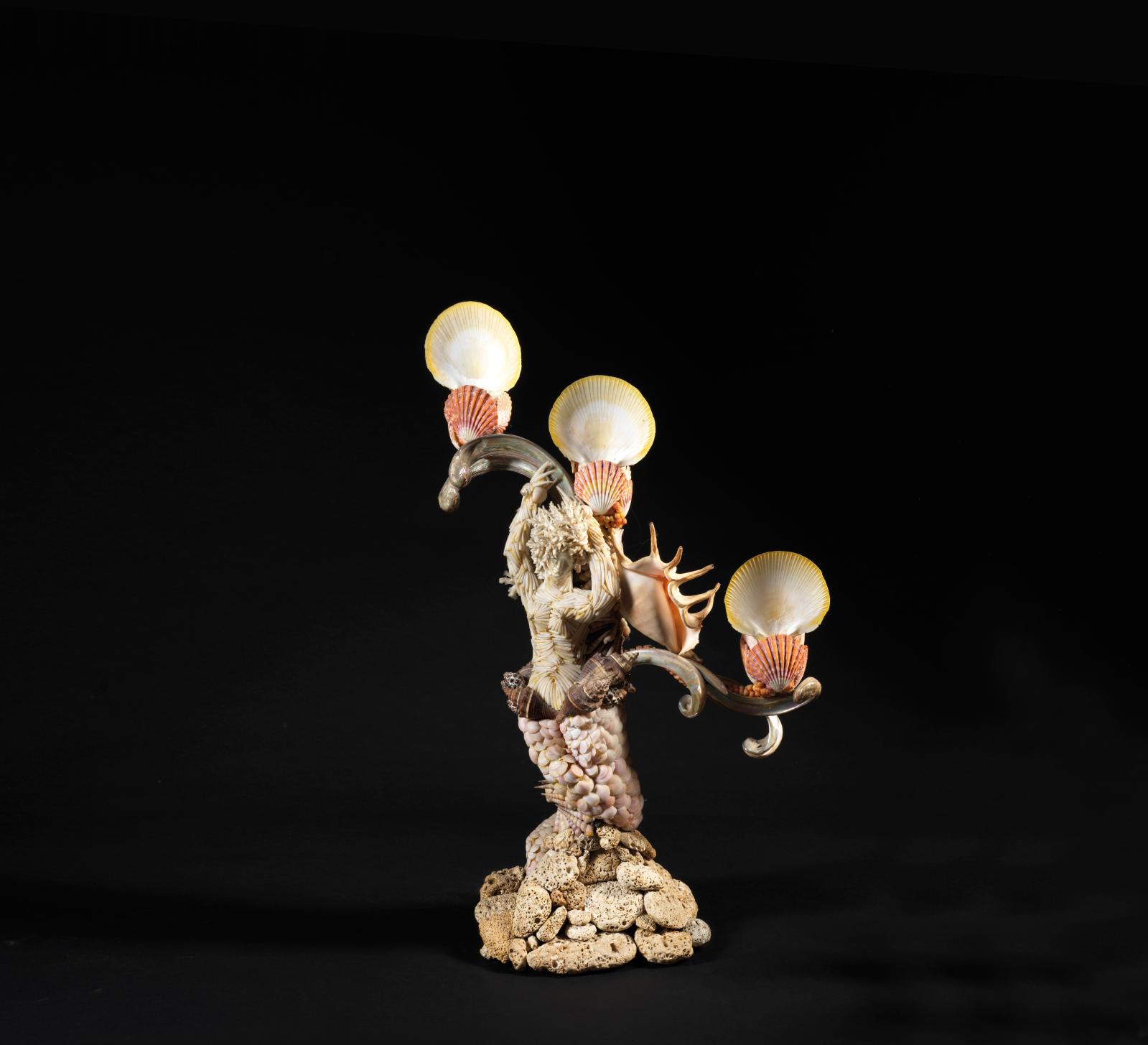 Lampe (d’une paire), à trois lumières à figure de sirène en coquillages et concrétion, h. 62 cm. Estimation : 800/1 200 €
