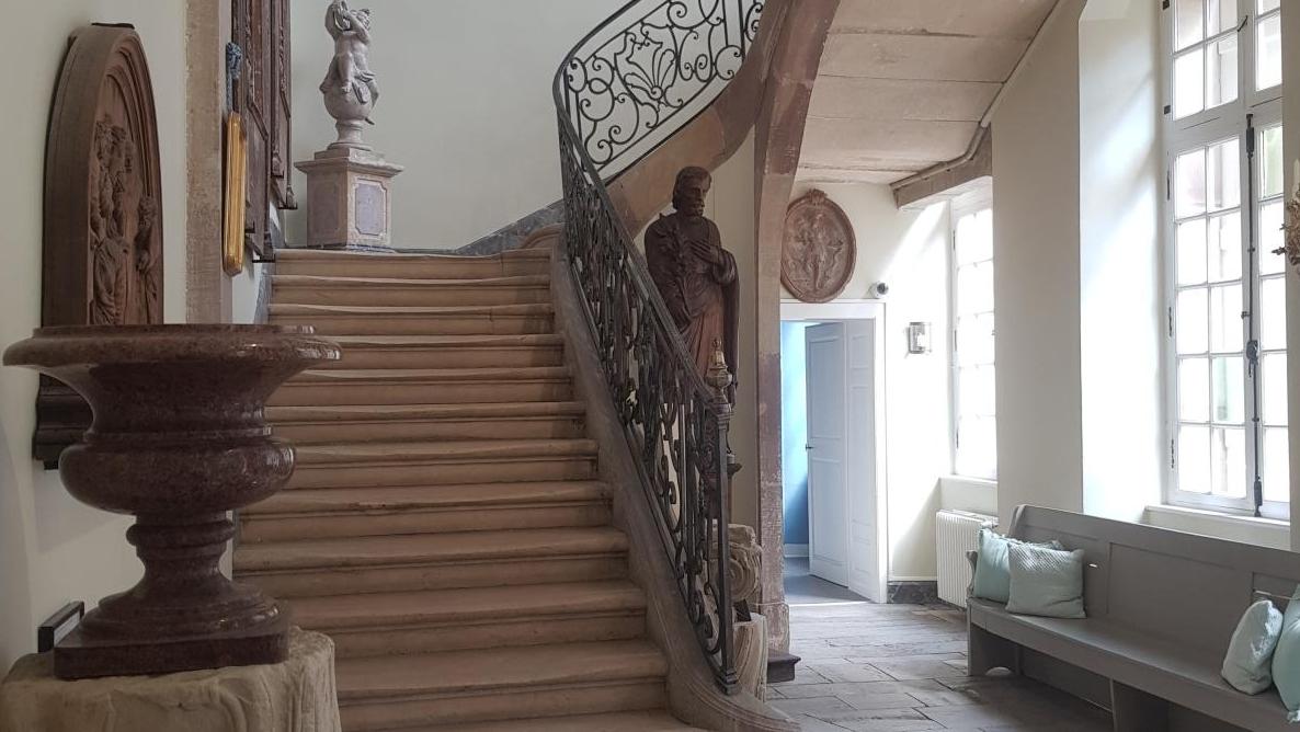 Le vestibule avec la rampe en fer forgé de l’atelier de Jean Lamour.  L'Hôtel abbatial de Lunéville, le XVIIIe siècle à l’honneur