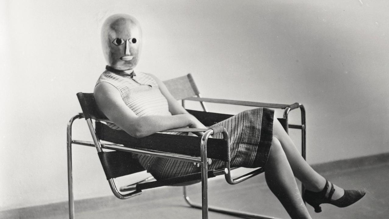 Femme portant un masque de théâtre d’Oskar Schlemmer, dans un fauteuil en tube d’acier... Berlinische Galerie : Original Bauhaus. L’exposition du centenaire