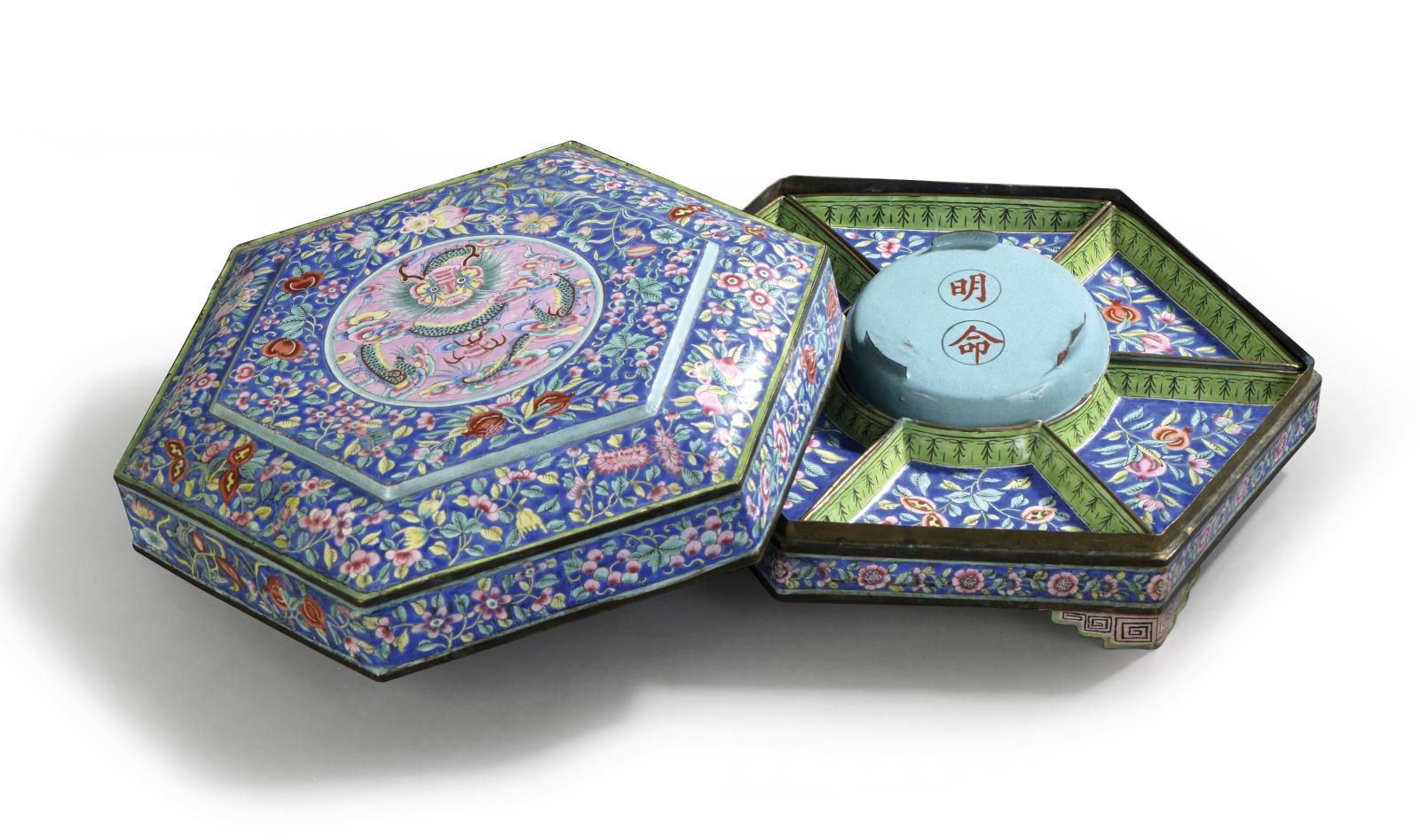 Parmi les souvenirs de la cour impériale de Hué dispersés, cette boîte à compartiments ornée d’émaux polychromes se démarquait à 38 100 €. Elle appart
