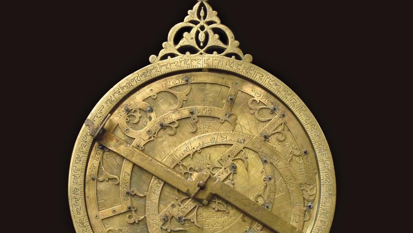 312 480 € Astrolabe en laiton, Maroc, Fès, XIVe siècle, par Muhammad Ibn Qâsim al-Qurtubî,... Cote : les objets de marine
