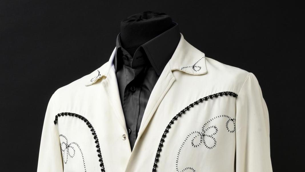 Blouson de cuir blanc, brodé d’arabesques en coton noir, porté par Johnny Hallyday (1943-2017)... Johnny et Cloclo, idoles des Sixties forever