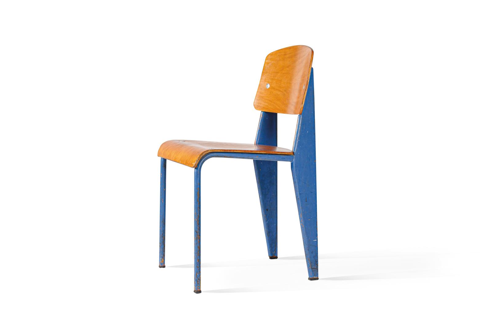 Jean Prouvé (1901-1984), chaise modèle Métropole 305 dite Standard, à structure en tôle d’acier bleue, assise et dossier en bois contrepla