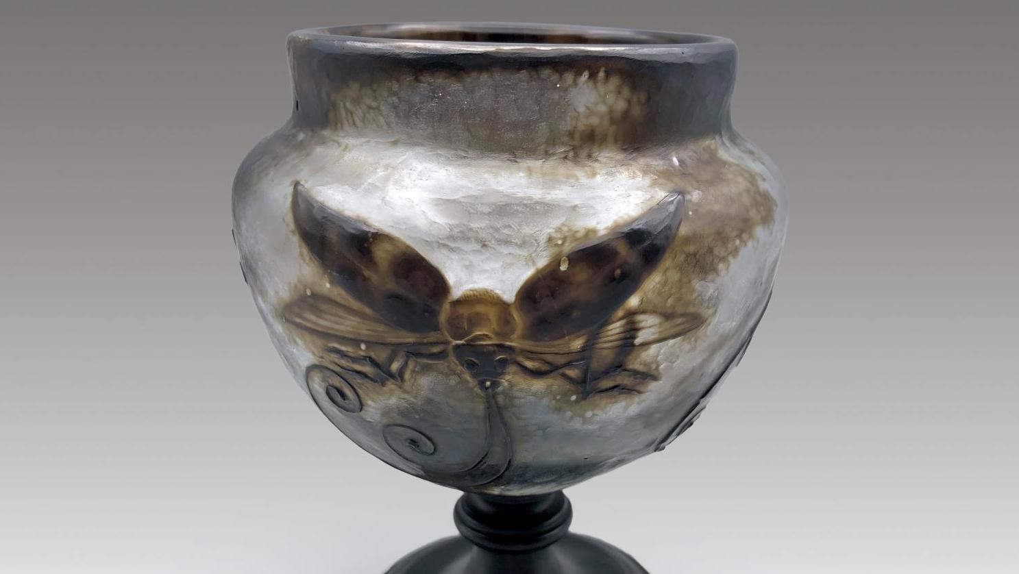 Émile Gallé (1846-1904), vase dit de Tristesse, à piédouche, en verre double couche... De la Tristesse et des Marguerites pour Gallé