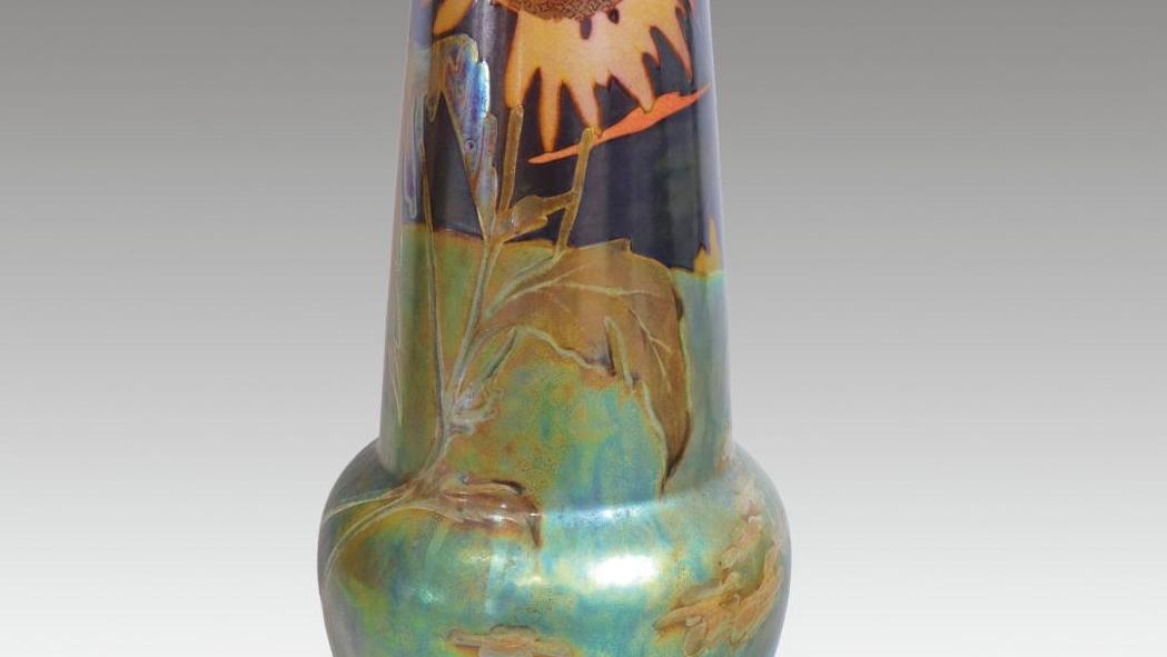 Pécs, manufacture Zsolnay. Vase en faïence polychrome décorée à l’éosine, h. 42 cm.... Le siècle de l’innovation, de Zsolnay à Fornasetti