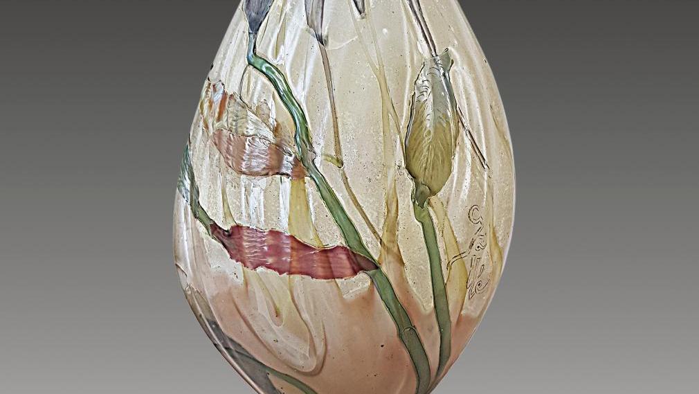 Émile Gallé (1846-1904), vase à l’imitation d’un bouton d’iris, verre multicouche,... Un bouton d’iris transfiguré par Gallé