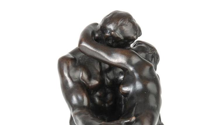 Auguste Rodin (1840-1917), Le Baiser, bronze à patine brune nuancée, 4e réduction... Un doux baiser