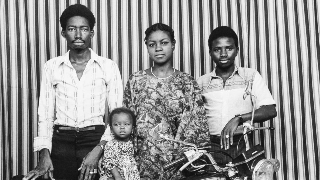 Malick Sidibé (1936-2016), Toute la famille avec moto, 1974-1977, tirage argentique,... Une moto dans l’œil de Sidibé