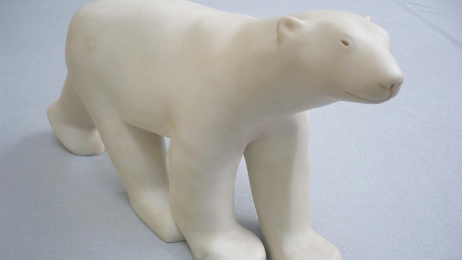 François Pompon (1855-1933), Ours blanc, 1928, marbre blanc de Carrare, taille semi-... La patte de Pompon