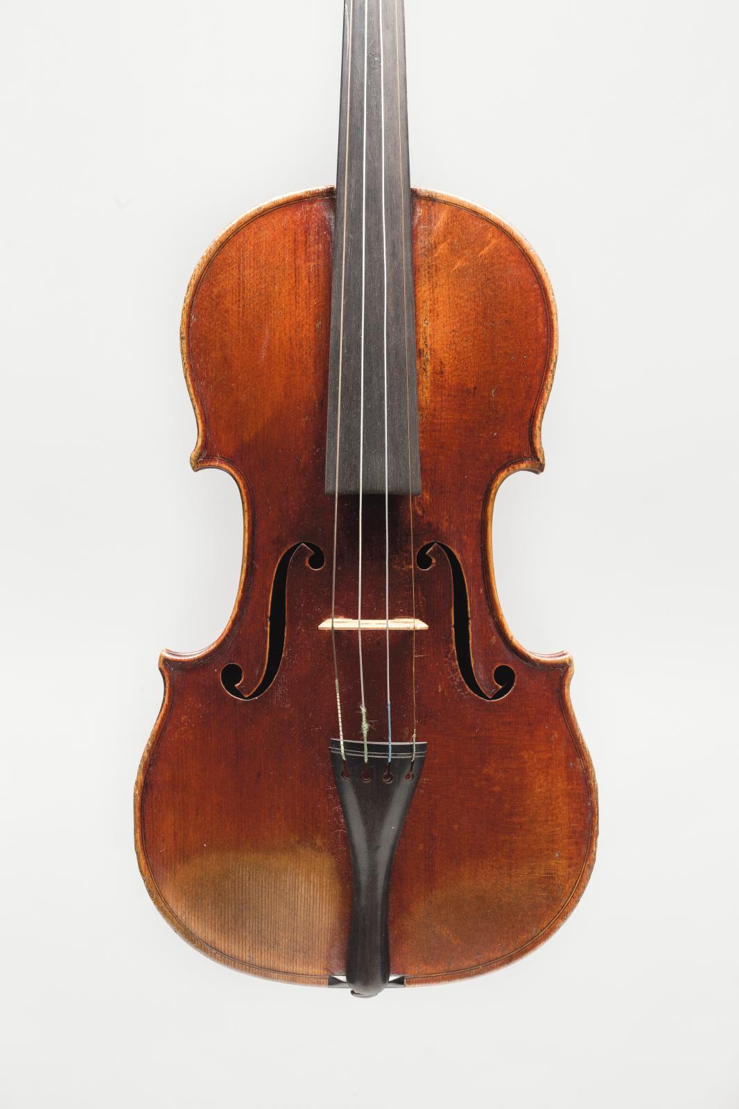 Jean-Baptiste Vuillaume,  violon fait à Paris en 1843, n° 1537, portant l’étiquette de Vuillaume, son paraphe et une marque au fer sur le 