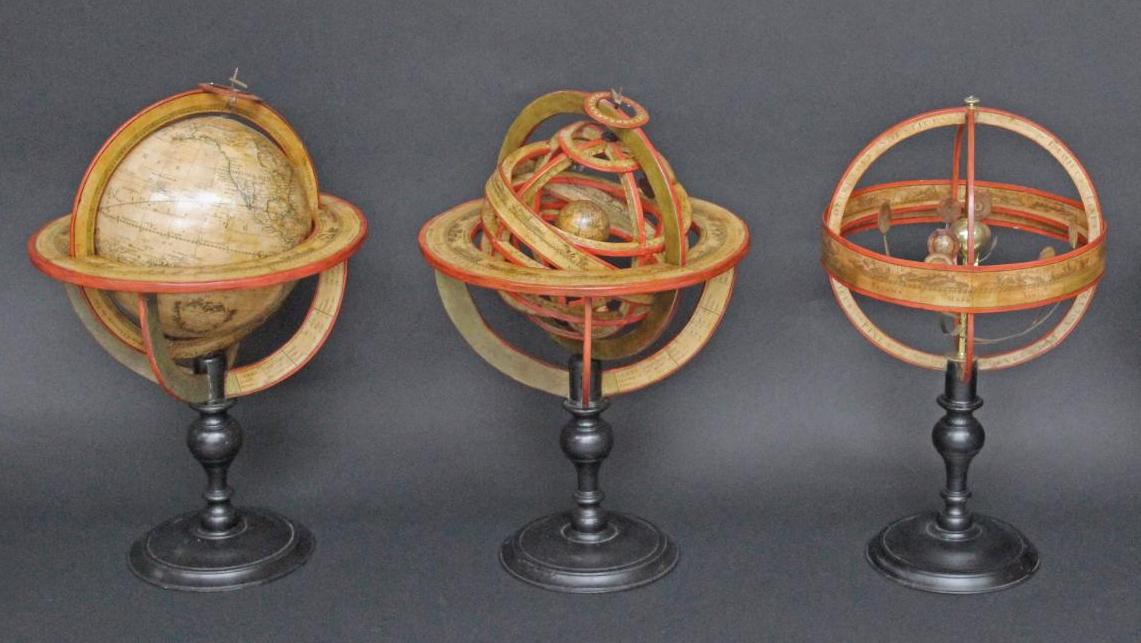 Charles François Delamarche (1740-1811), quatre sphères de bibliothèque : globe terrestre,... Flottille d’ivoire et sphères terrestres