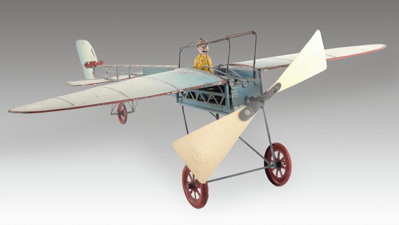 Ernst Plank, avion de type Blériot mécanique, tôle et Rhodoïd, l. 45 cm. Adjugé :... Dans les airs, sur l’eau et les rails : les jouets de collection