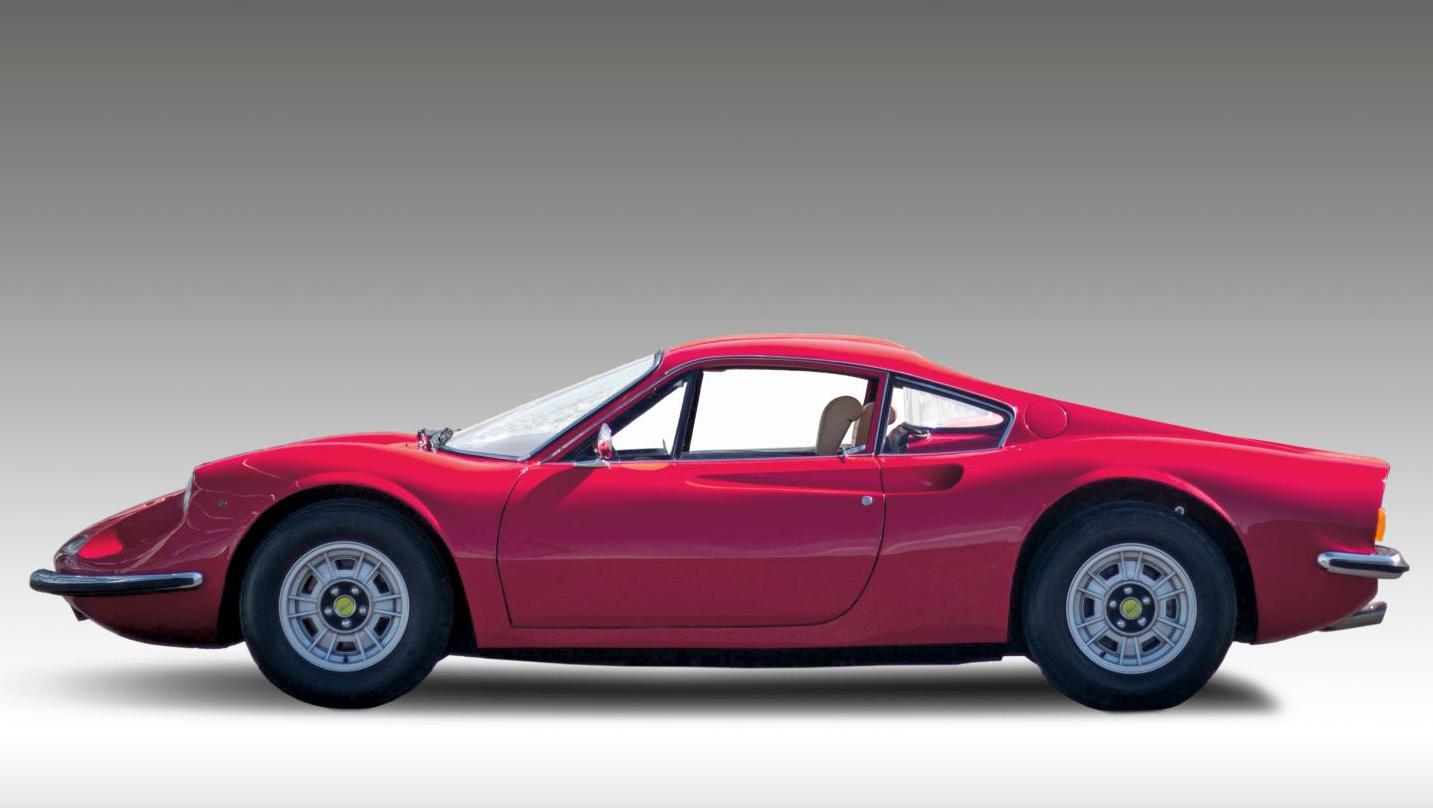 Ferrari Dino 246 GT 1975, numéro de série 006620. Adjugé : 240 000 € Course en tête de Ferrari à Jaguar