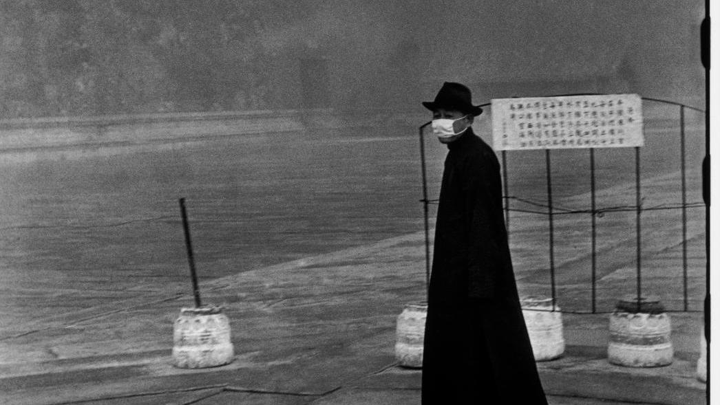 Henri Cartier-Bresson, Un visiteur de la Cité interdite, Pékin, décembre 1948. ©... Fondation Henri Cartier-Bresson : Chine 1948-49/1958 