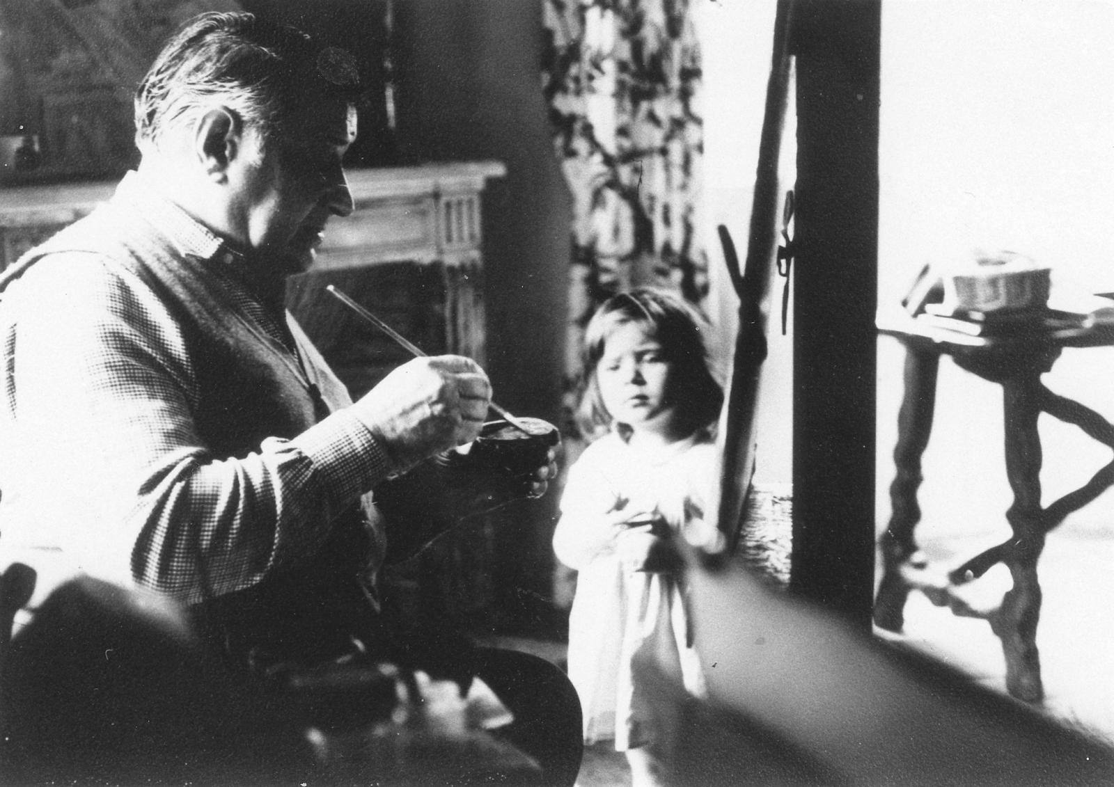 Marie Victoire Poliakoff à l’âge de 4 ans, auprès de son grand-père dans l’atelier de sa maison de campagne, près de Versailles.L’artiste décédera un 