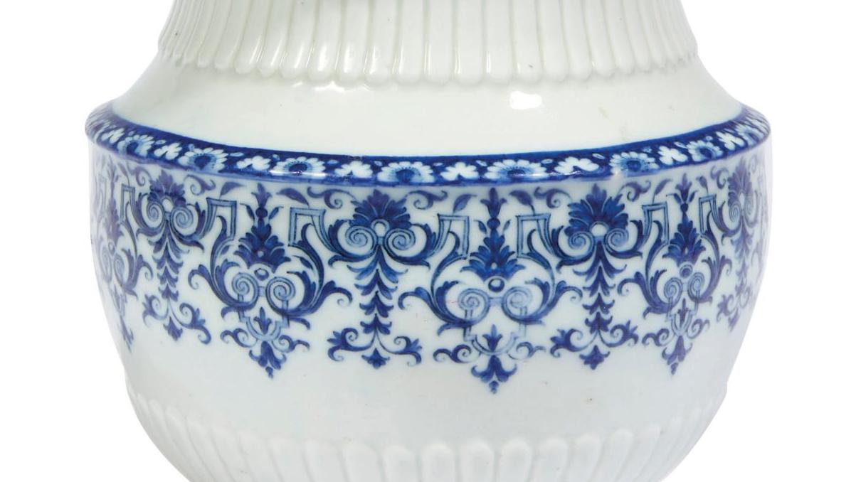 Rouen, manufacture de Louis Poterat, vers 1690. Vase pot-pourri en porcelaine tendre... Sous le sceau du secret de Louis Poterat