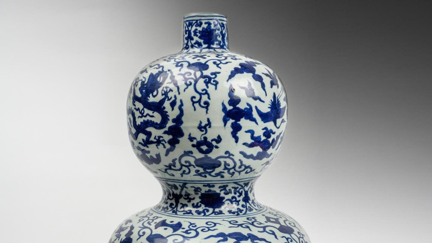 China, late Ming period, reign of Jiajing (1522-1566), porcelain vase bearing the... An Imperial Blue-white