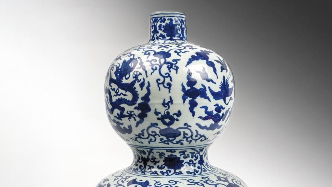 Chine, fin de la période Ming, règne de Jiajing (1522-1566). Vase en porcelaine portant... Perfection Impériale