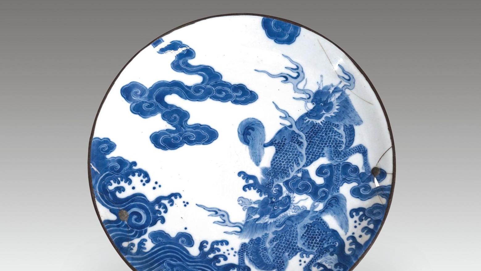Plat, porcelaine de Hué, réalisée en Chine, dynastie Nguyen, XIXe siècle, pour le... Dragons vietnamiens et pavillons anglo-chinois