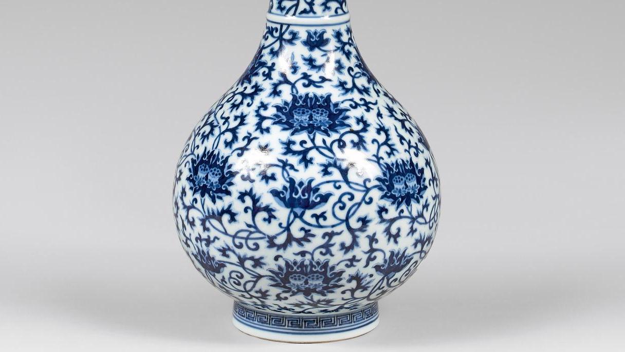 Chine. Vase de forme suantouping (gousse d’ail) en porcelaine décorée en bleu sous... Un vase de forme protectrice
