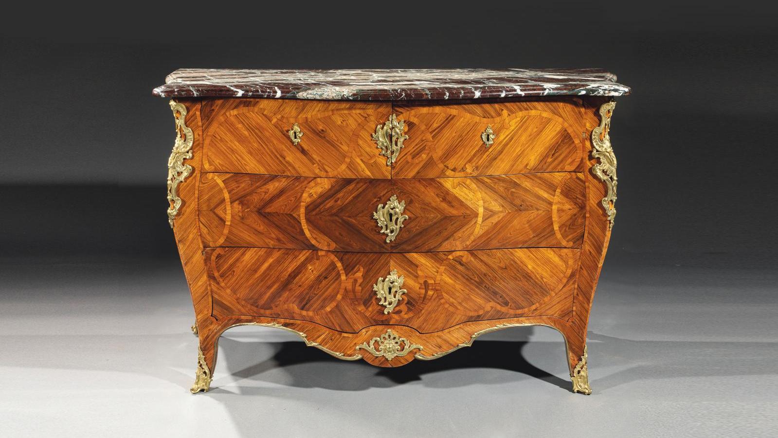 Début de l’époque Louis XV, vers 1740-1745, commode à quatre tiroirs sur trois rangs,... Une commode illusionniste