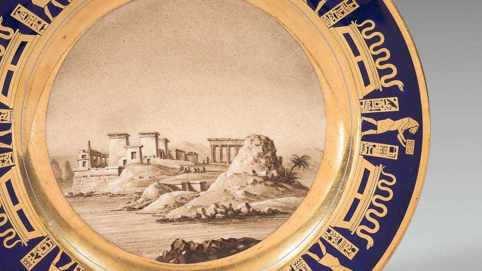 Époque Empire, Sèvres. Assiette en porcelaine du service égyptien, décor en camaïeu... L'Égypte vue de Sèvres