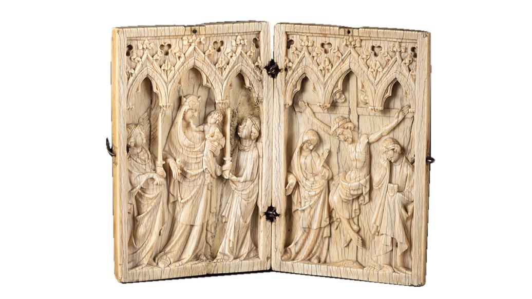 Paris, XIVe siècle. Diptyque en ivoire sculpté en bas relief, 11,4 x 14,5 cm. Estimation :... Sculptures et objets d'art Haute Époque