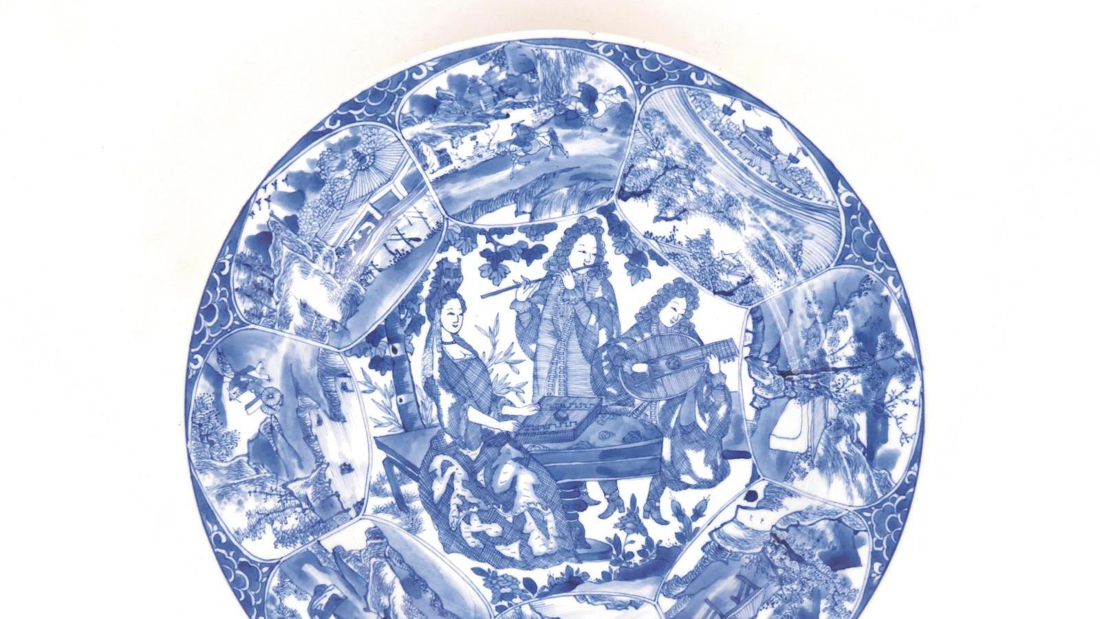 Chine, époque Kangxi (1662-1722). Plat rond en porcelaine blanche émaillée en bleu... Mariage artistique entre France et Chine