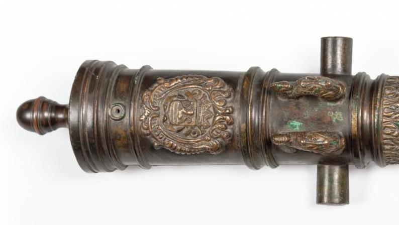 Hollande, XVIIIe siècle, paire de canons de marine, bronze, à dix anneaux de renforts... Une paire de canons armoriés des Pays-bas