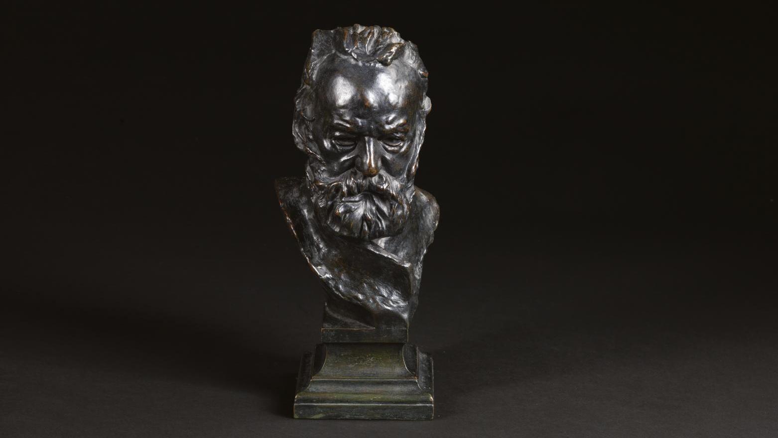 Auguste Rodin (1840-1917), Buste de Victor Hugo, dit «à l’illustre maître», bronze... À l’illustre maître
