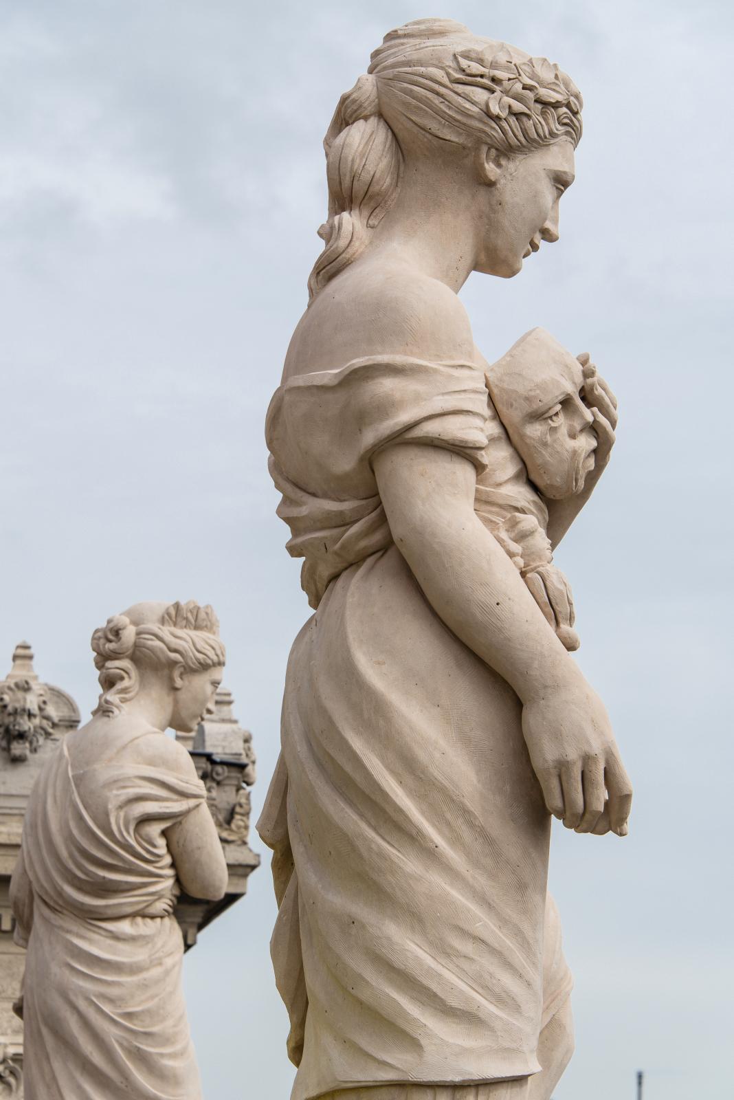 Les sculptures se tenant au sommet de la façade du théâtre du Châtelet. © Émilie Chaix - Ville de Paris