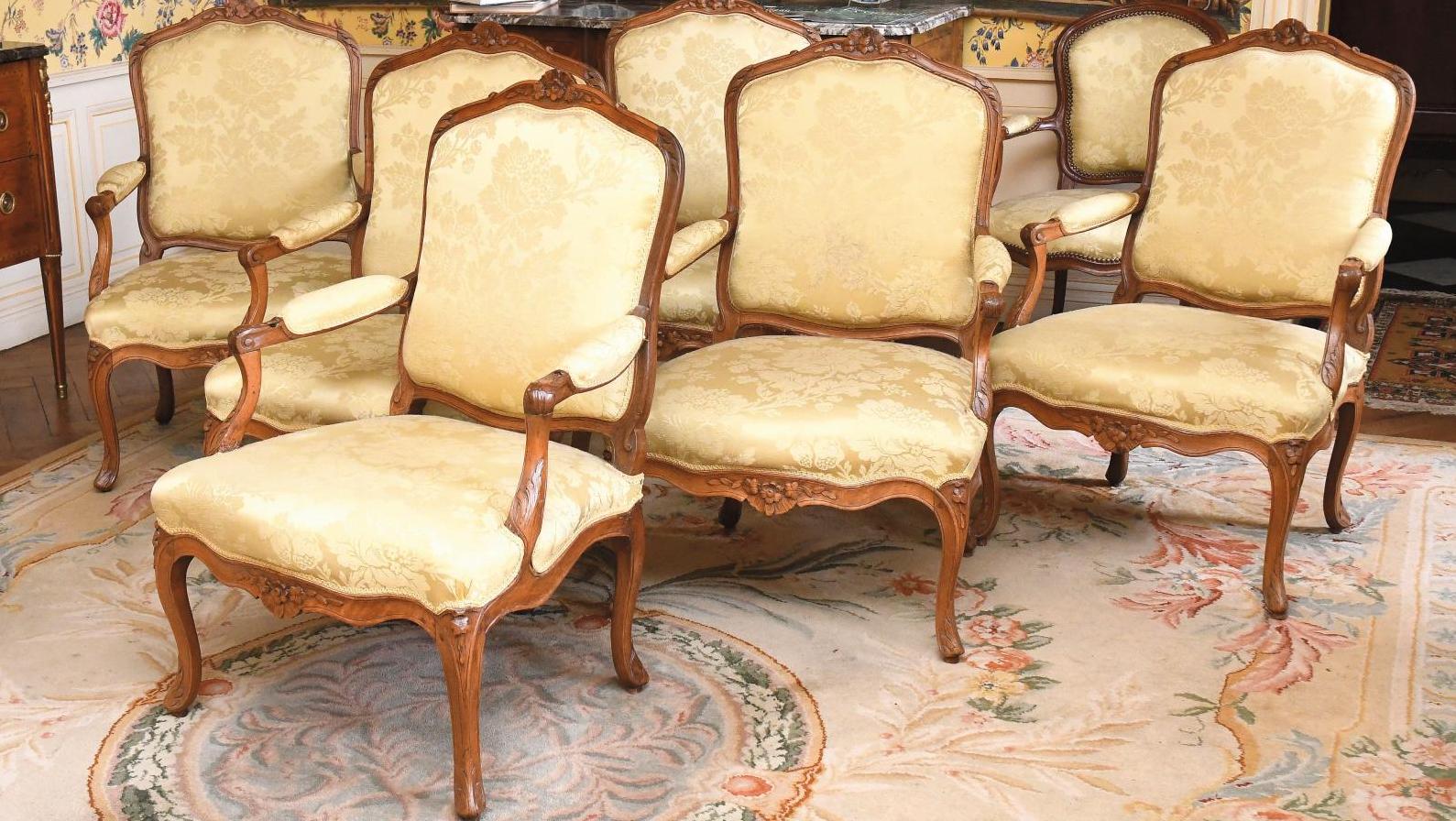 Époque Louis XV. Suite de six fauteuils à dossier plat dit «à la reine», hêtre mouluré... Mobilier du château de Jenlain