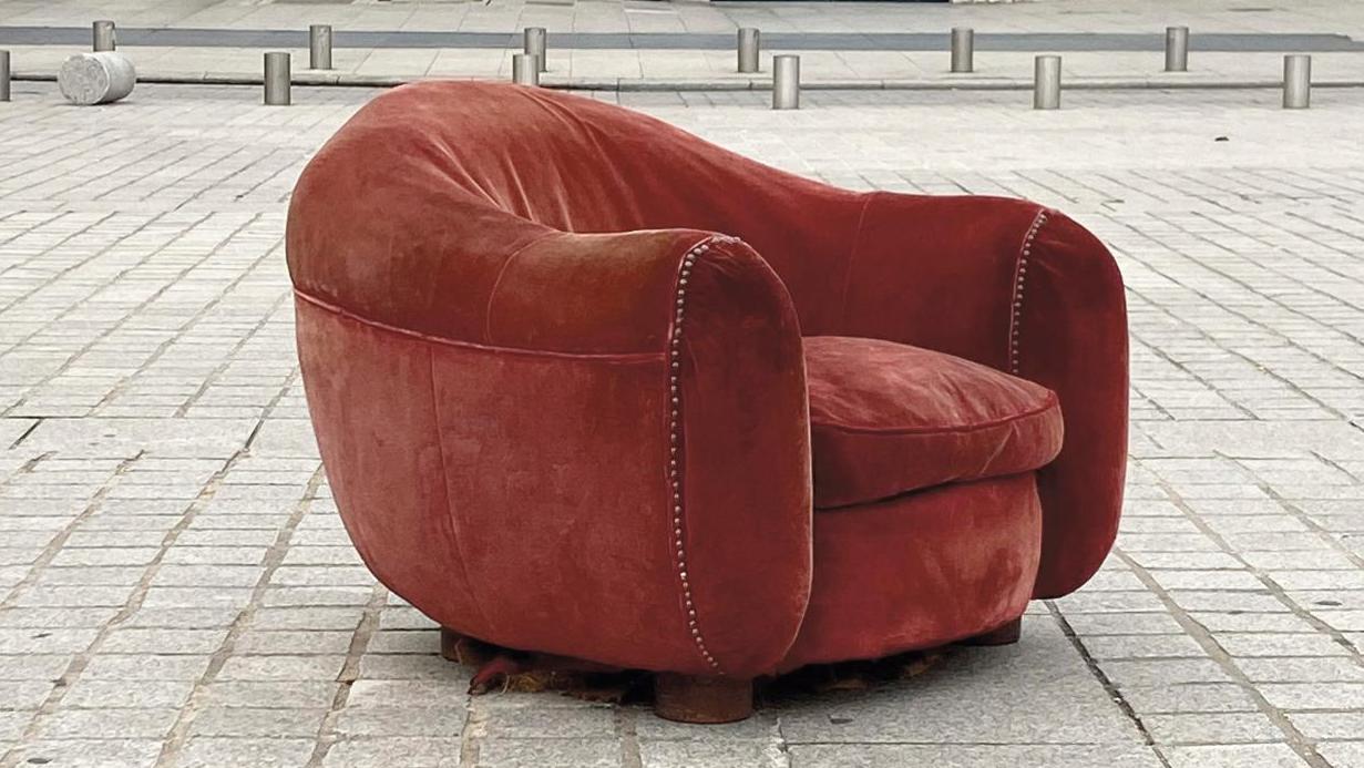 Jean Royère (1902-1981), fauteuil boule dit «ours polaire», chêne, velours, 70 x 90 x 90 cm.... Royère, tout est dans la ligne