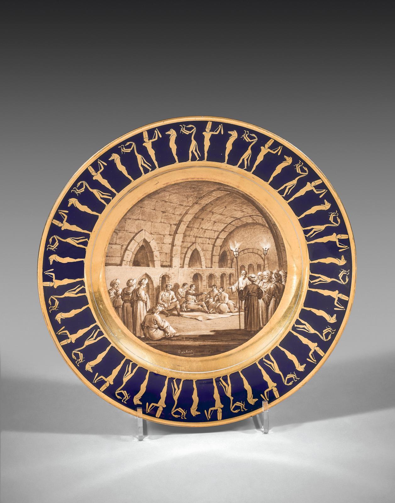 Époque Empire, Sèvres, assiette en porcelaine du service égyptien légendée « Quartier général dans les tombeaux près de Nagadi », signée «