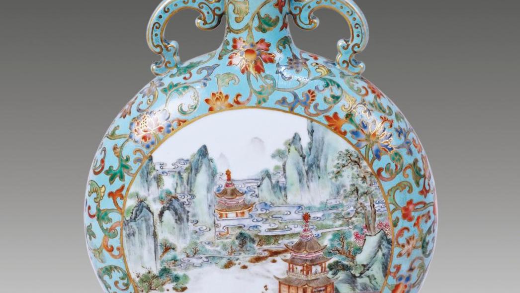 Chine, période Qing, XVIIIe siècle. Gourde à deux anses en forme de dragons stylisés,... Porcelaines, bronzes et corail de Chine