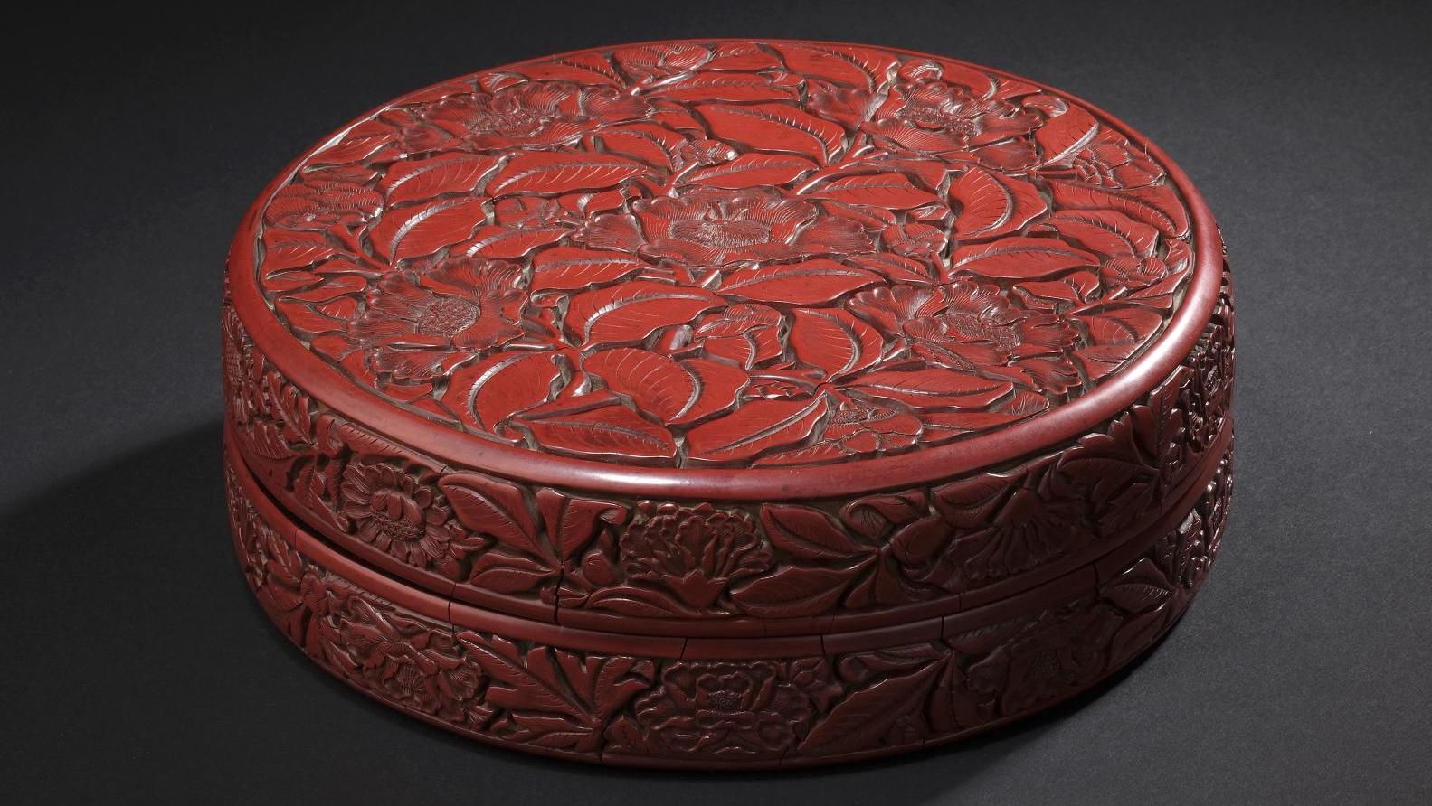 China, early 15th century, round red lacquer box carved with five camellia flowers... L'art de la laque sous l'empereur Yongle : plus de 2 M€
