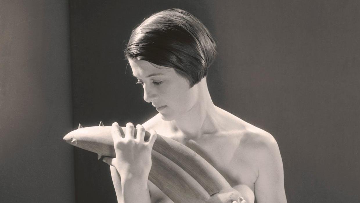 Man Ray, Lili tenant l’objet désagréable, 1931. © Man Ray Trust Adagp 2019  Giacometti/Sade. Cruels objets du désir à l'Institut Giacometti