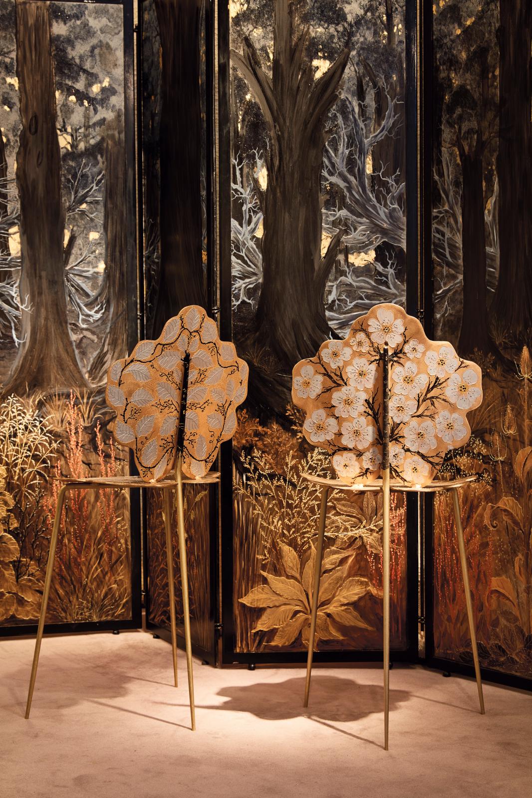 Devant le paravent L’Ombre et la lumière, deux chaises Feuilles et or. © Alain Potignon