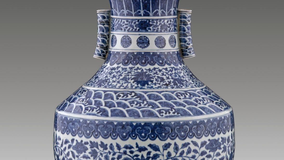 Chine, XXe siècle. Vase hu en porcelaine blanche à décor bleu sous couverte, marque apocryphe... Voyages fructueux, de l’ancienne Chine à l’Afrique tribale