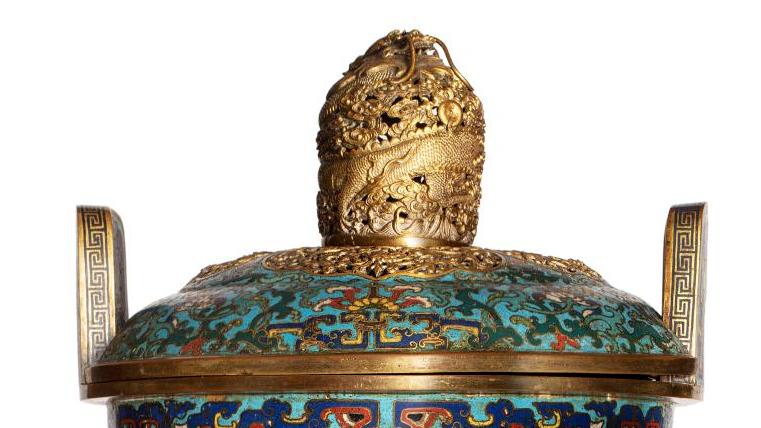 Chine, époque Qianlong (1735-1796). Brûle-parfums ding couvert en bronze et émaux... Émanations du passé