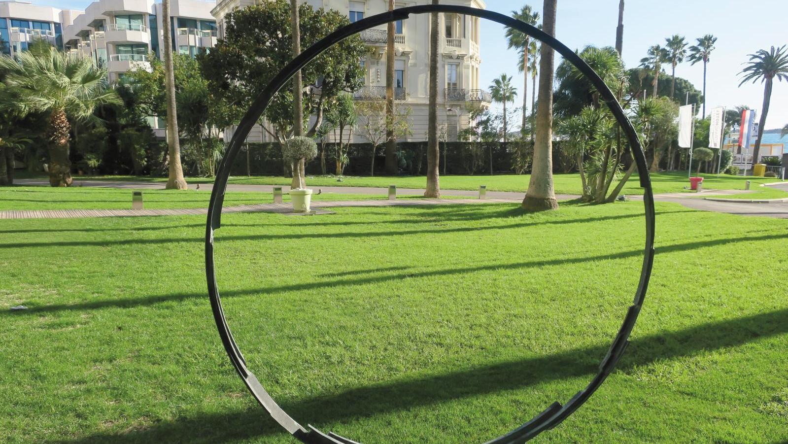 Bruno Romeda (1933-2017), Circle, 2017, bronze with a green patina, signed and dated,... Romeda: Variable Geometry