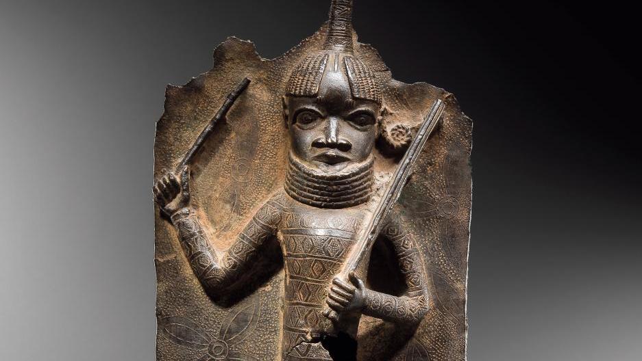 Nigeria, royaume du Bénin, XVIIe siècle. Plaque edo, alliage de bronze, h. 47, l. 20,5 cm.... Un prêtre au royaume du Bénin