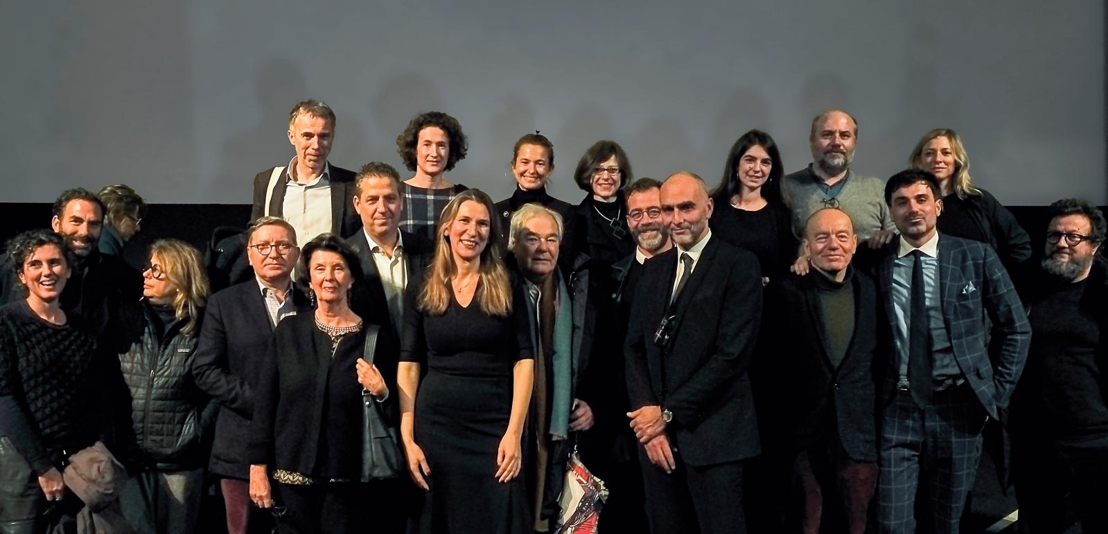 Le bureau du Comité professionnel des galeries d’art au complet entoure Marion Papillon et Georges-Philippe Vallois (au premier plan). © C