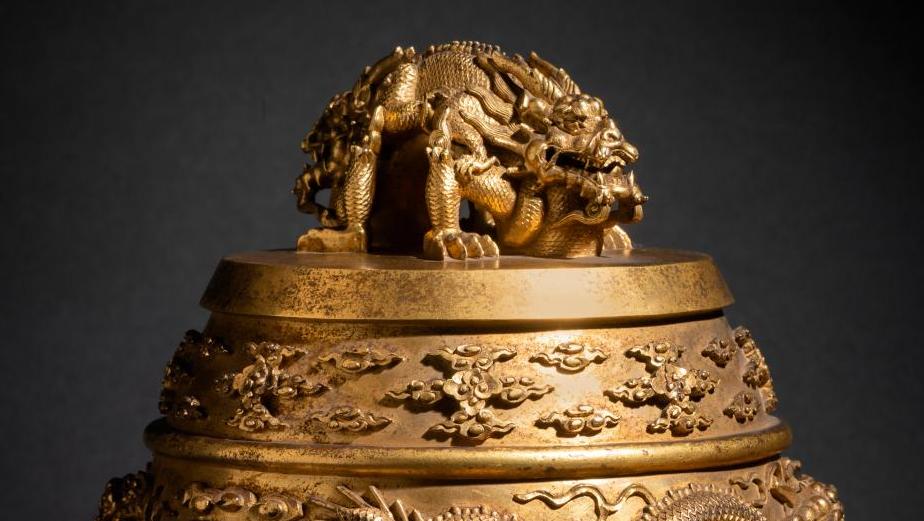 Chine, époque Kangxi (1662-1722). Cloche rituelle bianzhong en bronze doré, à décor... La Chine sur un plateau 