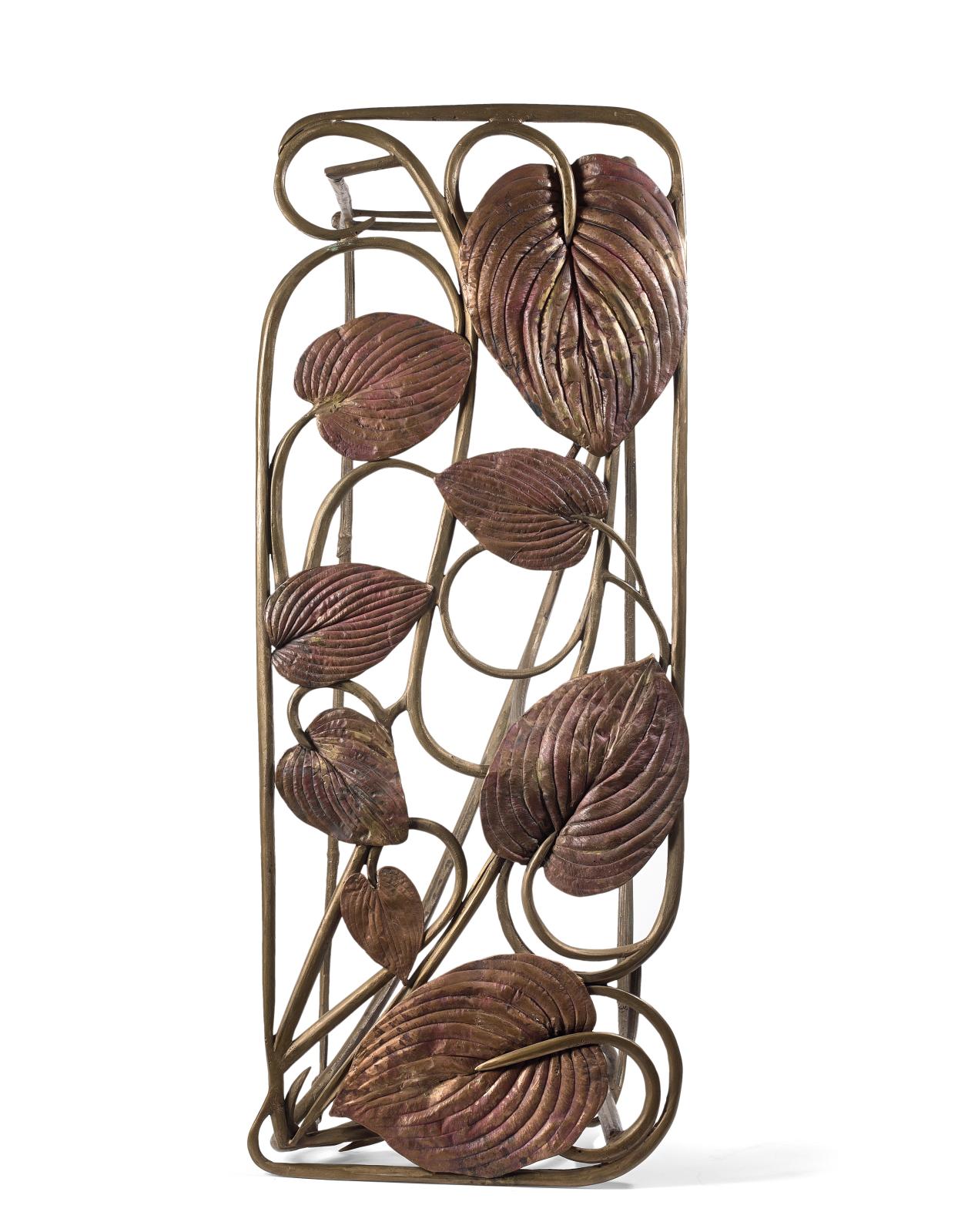 Détail de la sculpture-banquette de Claude Lalanne (née en 1924), à corps quadrangulaire en cuivre galvanisé et bronze patiné à décor de f