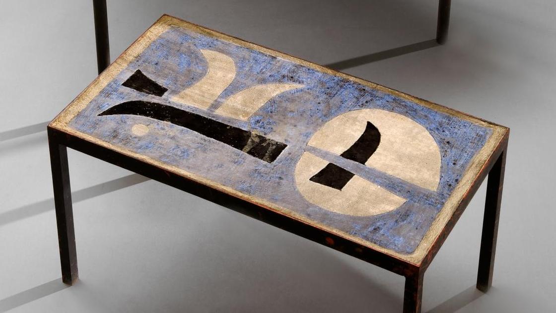 André Borderie (1923-1998), Table basse à plateau triangulaire en carreaux de céramique... Céramiste et artiste