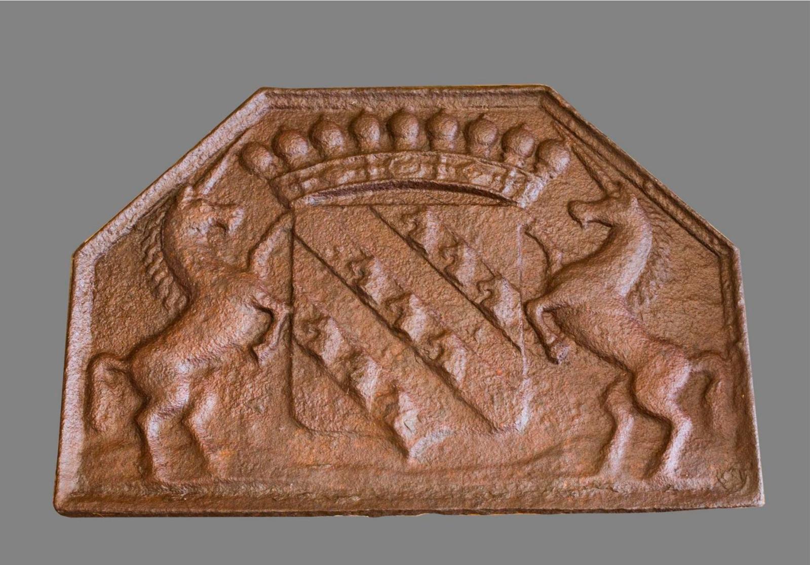 1 549 € Importante plaque de cheminée en fonte de fer, entourage largement mouluré aux angles supérieurs abattus, XVIIe siècle, 80 x 120 c