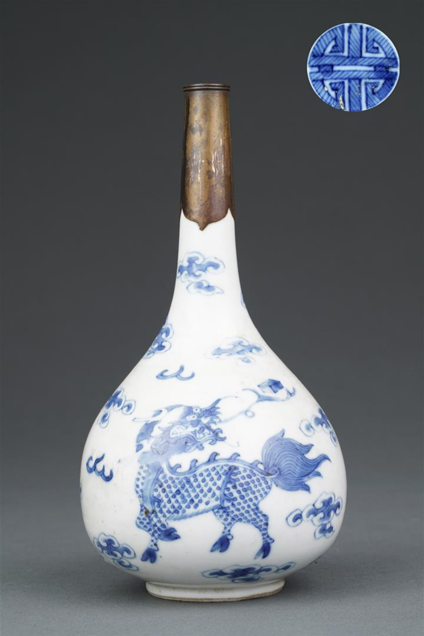 409 € Vase piriforme aspersoir à la licorne, XIXe ou XXe siècle, porcelaine dite « bleu de Huê », 20 cm.Nice, 24 octobre 2019. Boisgirard 